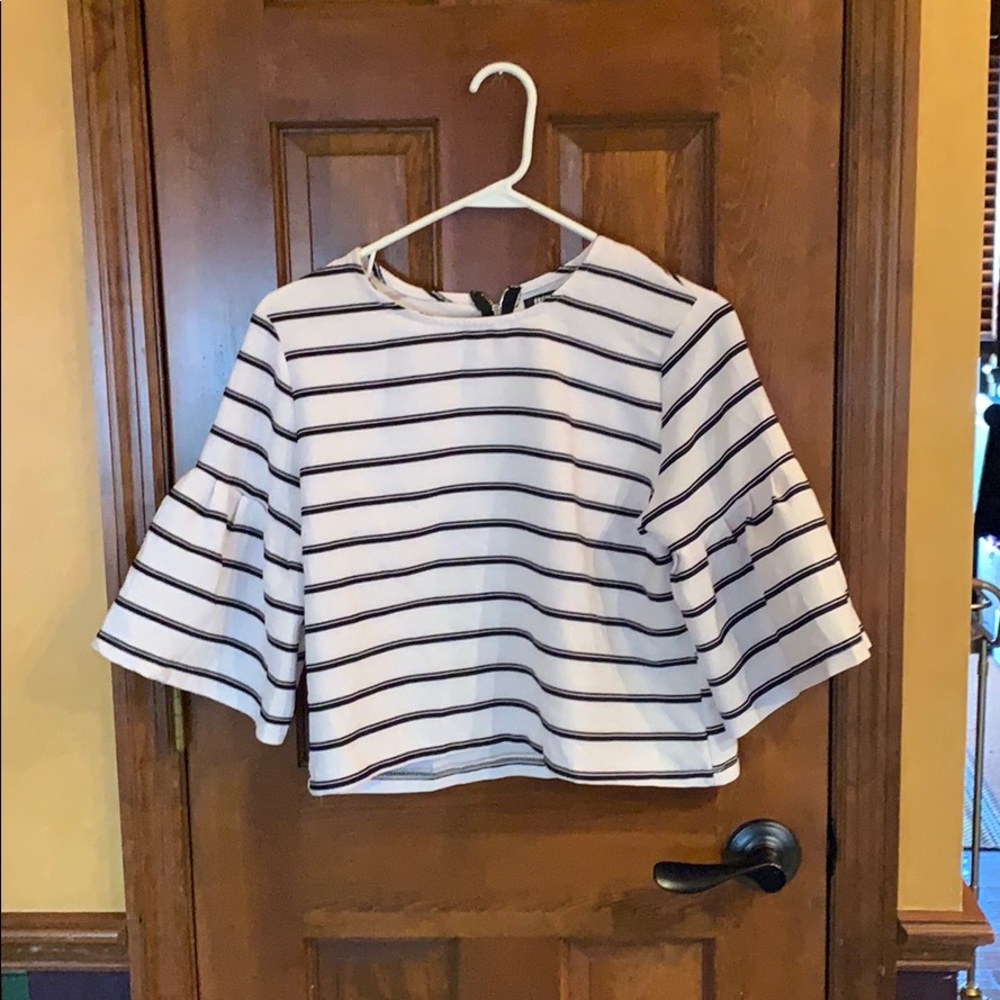 Cropped flared sleeve shirt with stripes!